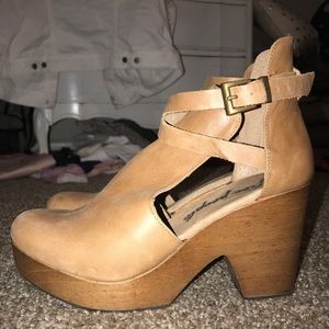 FREE PEOPLE CEDAR CLOGS!